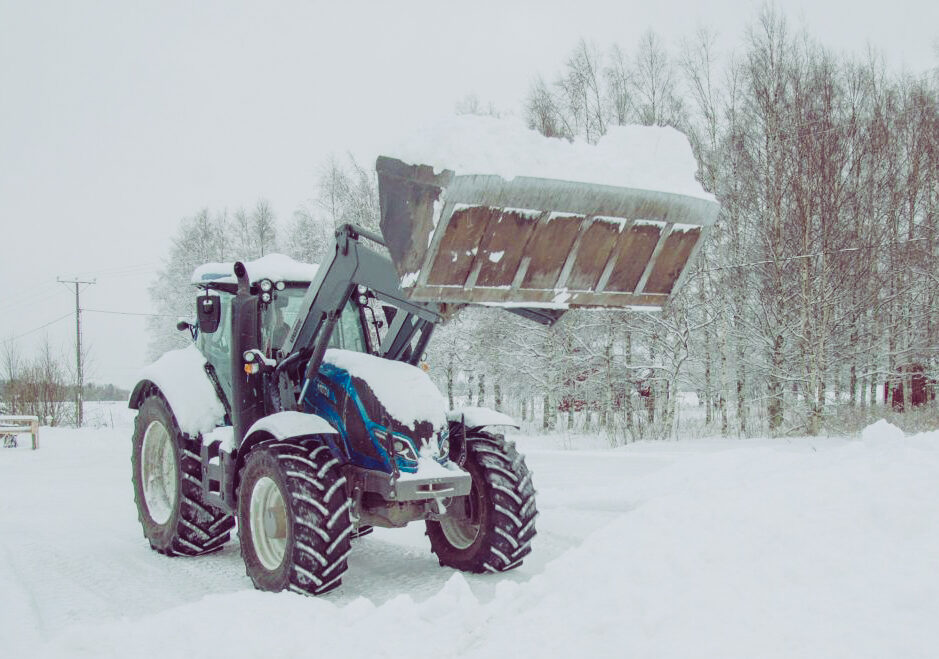 Automaattiohjauksella-kuski-ei-vasy-Valtra-T214-Direct-lumityo-1200x800-2